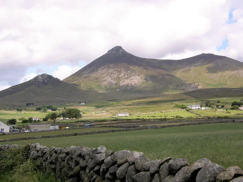 An image depicting the trail Slieve Binnian and Slieve Meelbeg Loop and its surrounding area.