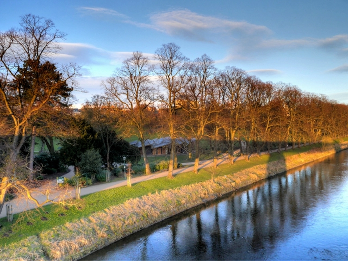 Avenham Park and Penwortham New Bridge via River Ribble