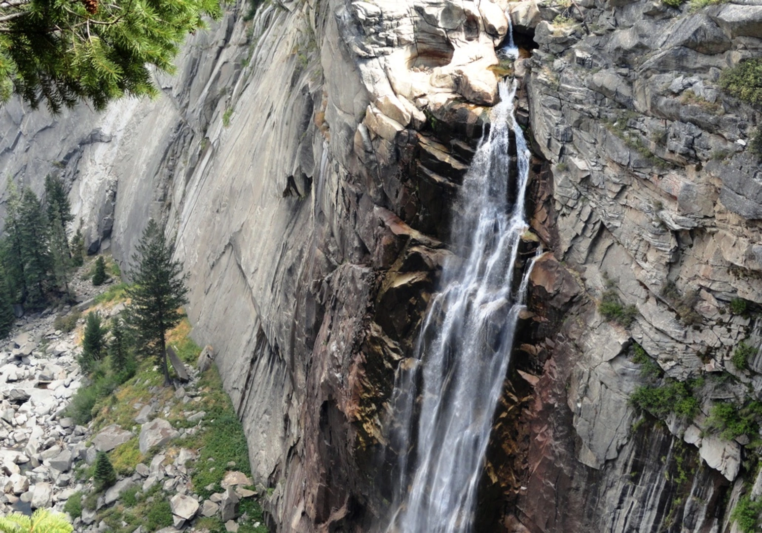 An image depicting the trail Illilouette Falls Trail and its surrounding area.