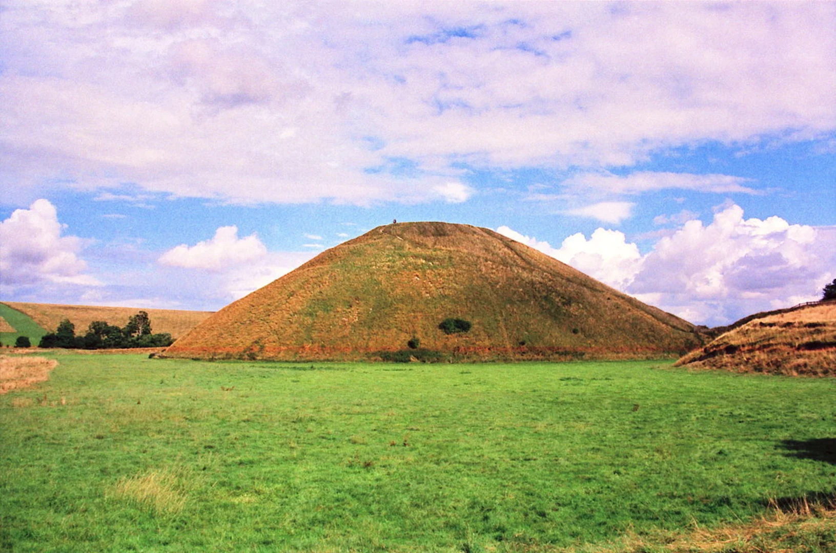 An image depicting the trail Silbury Hill Loop and its surrounding area.