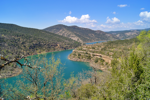 An image depicting the trail Sierra de Montsec Cross Path PR HU 45 and its surrounding area.