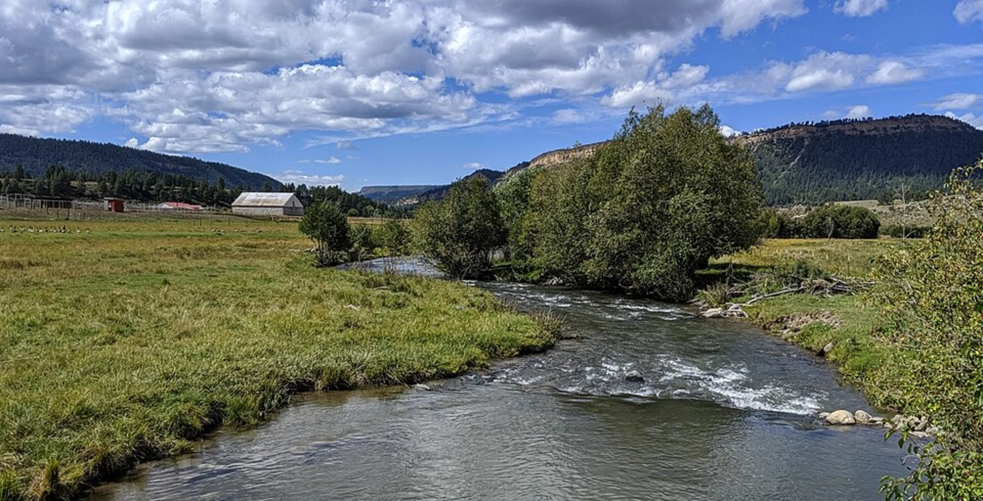 An image depicting the trail Little Navajo River and its surrounding area.