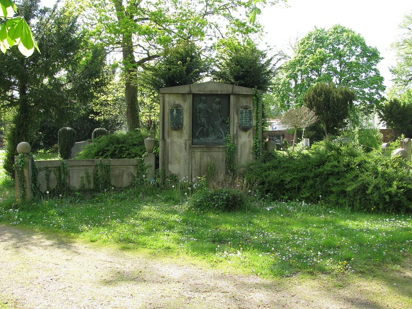 An image depicting the trail Sossenheim and Eisenbahnsiedlung Loop via River Nidda and its surrounding area.
