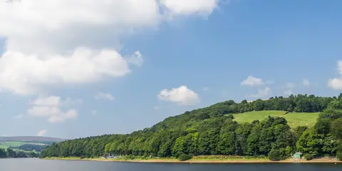 An image depicting the trail Damflask Reservoir Walk and its surrounding area.