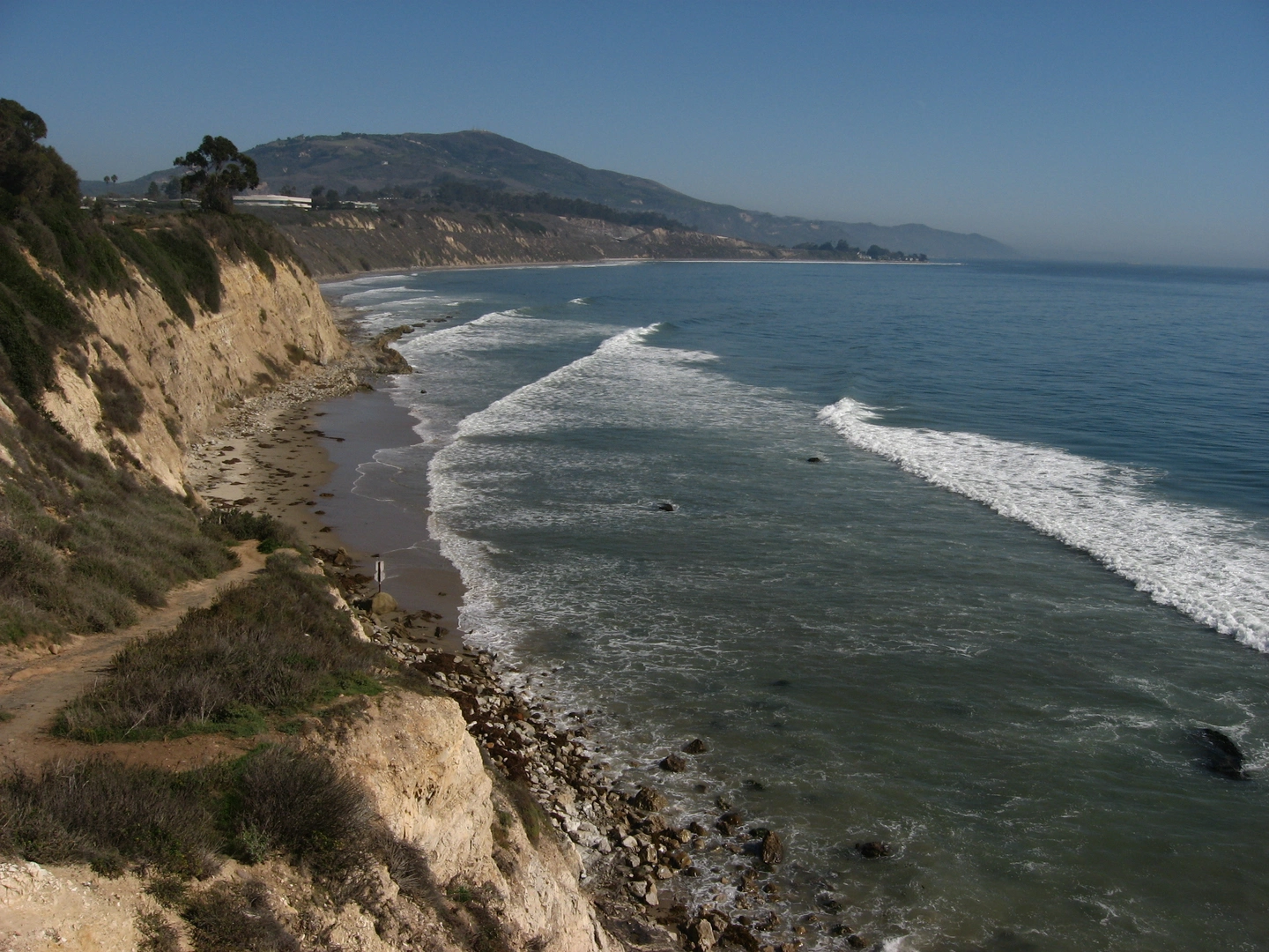 An image depicting the trail Carpinteria Bluffs III Loop and its surrounding area.