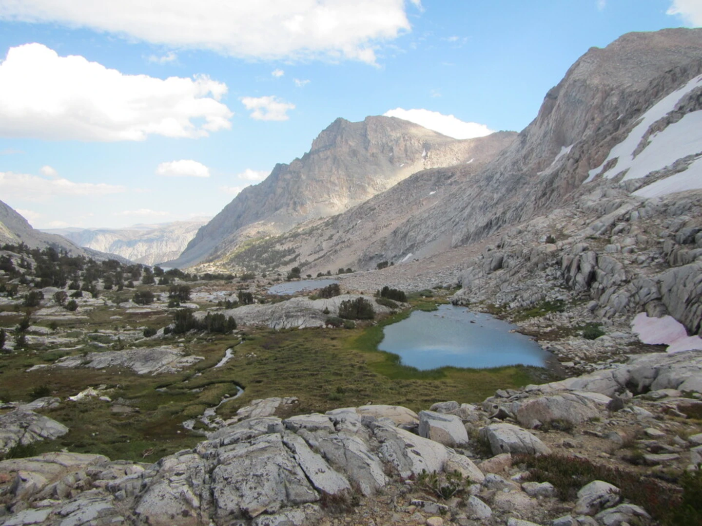 An image depicting the trail Piute Pass Trail via Piute Lake and Loch Leven and its surrounding area.