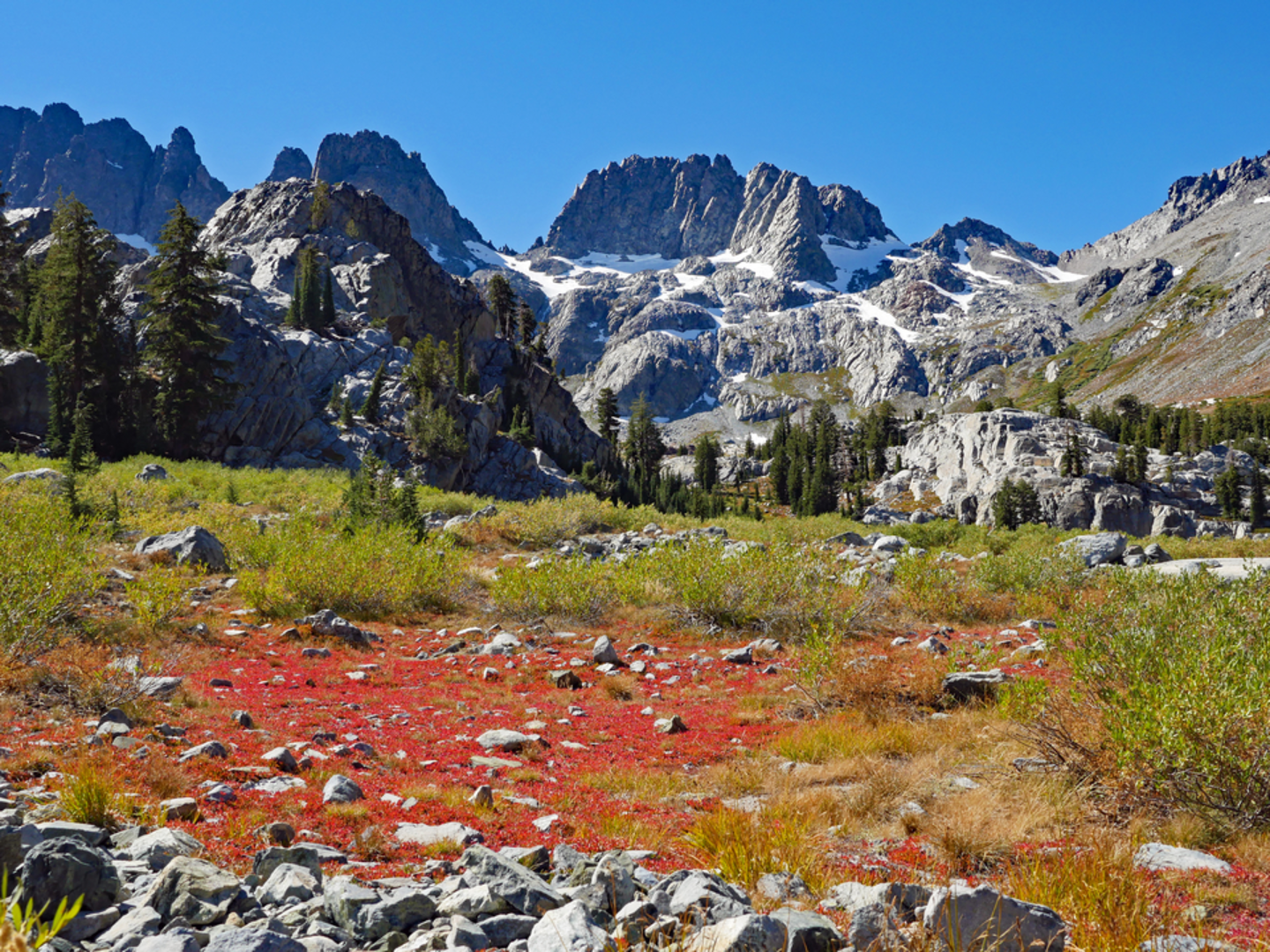 An image depicting the trail Ediza and Shadow Lakes Trail and its surrounding area.