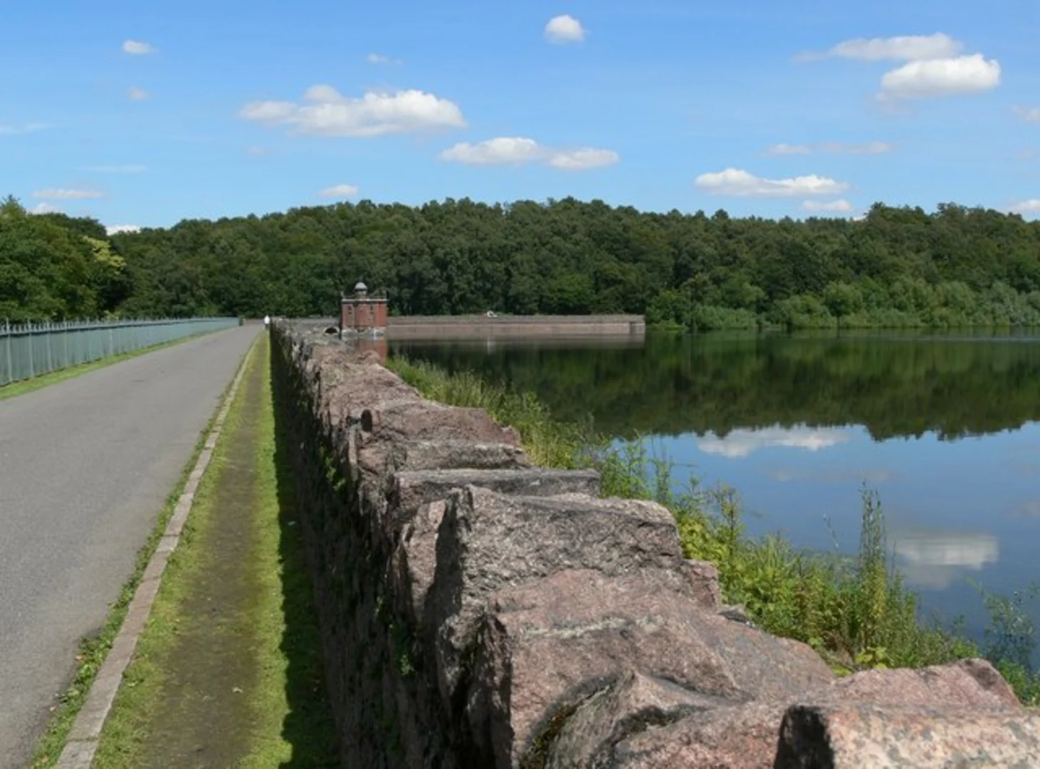 An image depicting the trail Swithland Reservoir Walk from Woodhouse Eaves and its surrounding area.