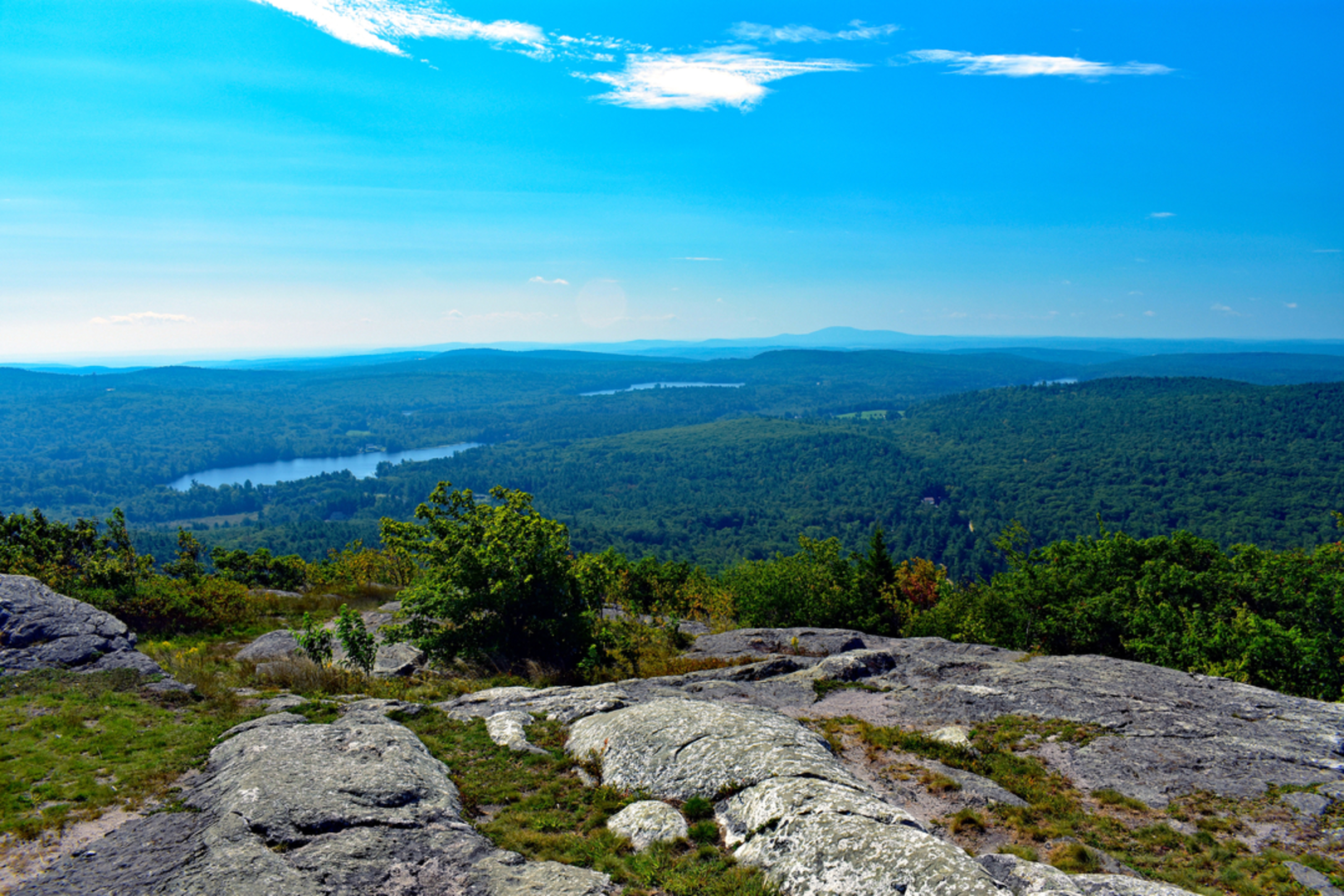 An image depicting the trail Echo Lake and Mount Wachusett Loop via Bicentennial Trail and its surrounding area.