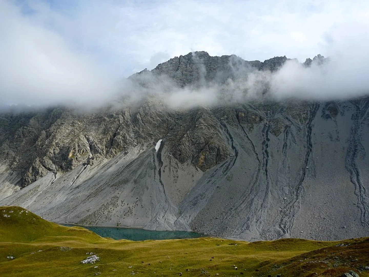 An image depicting the trail Lake Schwellisee and Älplisee Loop from Arosa and its surrounding area.