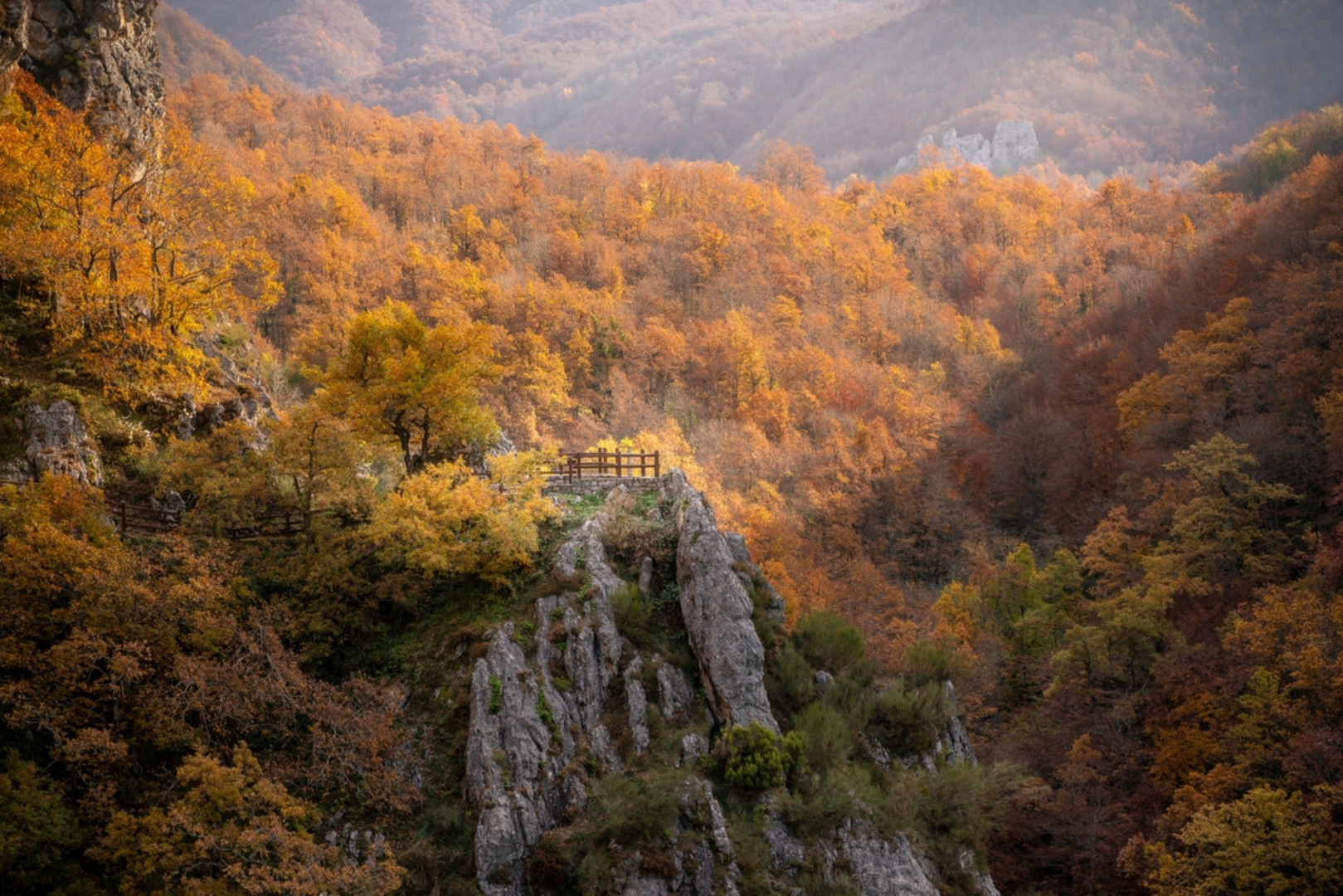 An image depicting the trail Ruta pueblos de Sajambre PR PNPE 10 and its surrounding area.