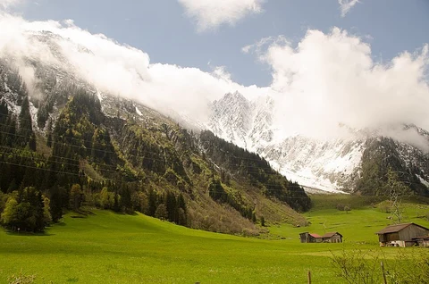 An image depicting the trail Tällihütte to the flower meadows at the foot of the Titlis and its surrounding area.