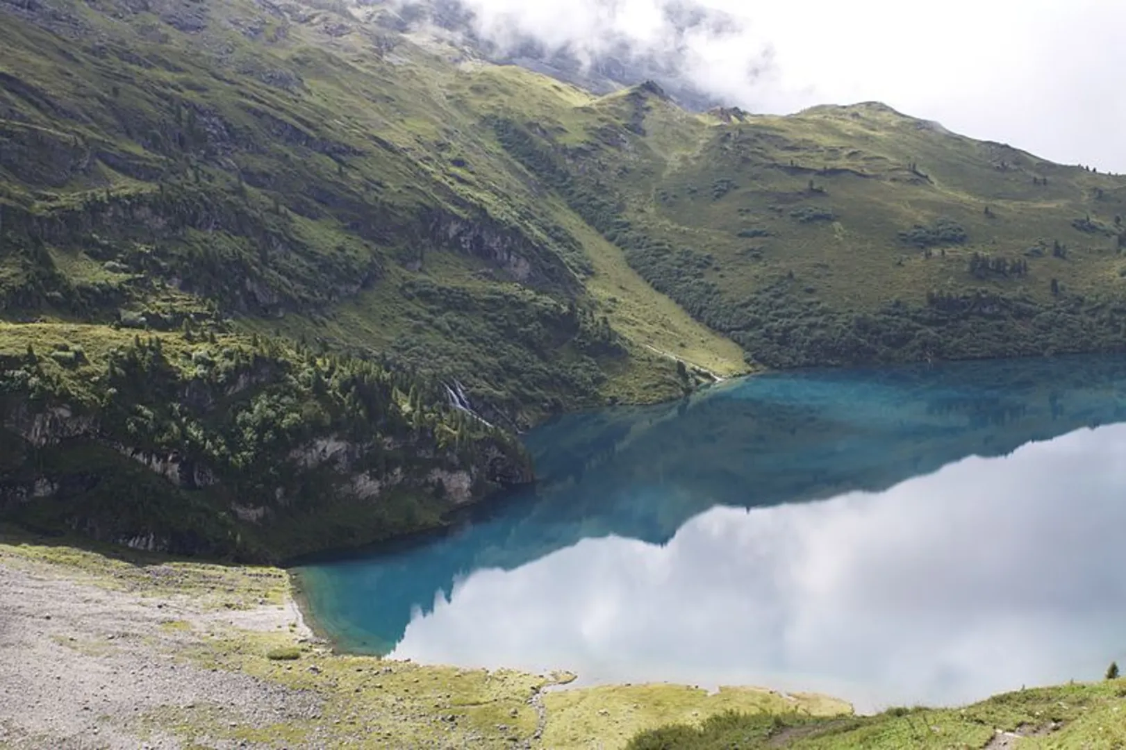 An image depicting the trail Tälliweg - Engstlenalp - Tälli and its surrounding area.