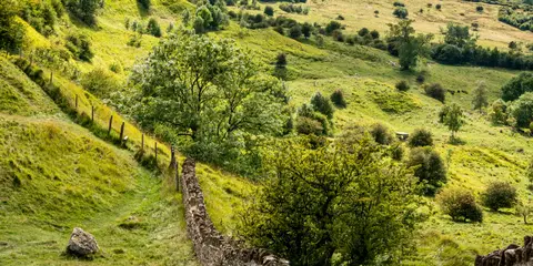 An image depicting the trail Bredon Hill from Elmley Castle and its surrounding area.