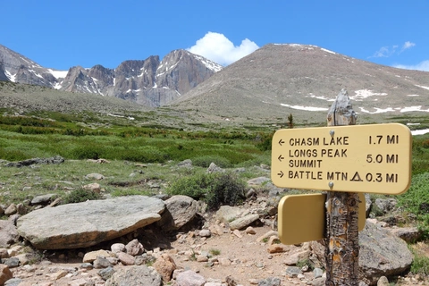 An image depicting the trail Longs Peak Trail and its surrounding area.
