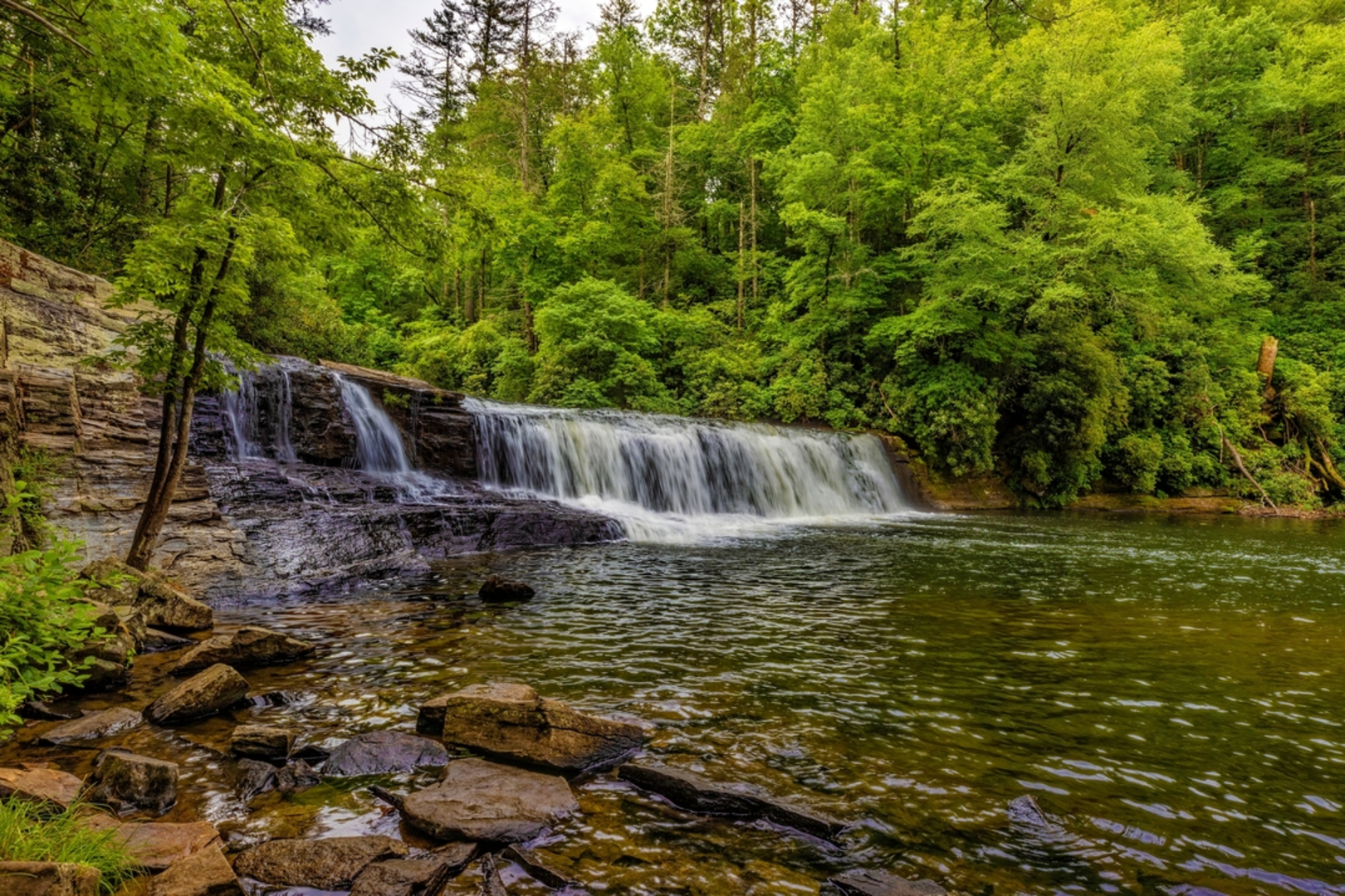An image depicting the trail Hooker Falls Trail and its surrounding area.