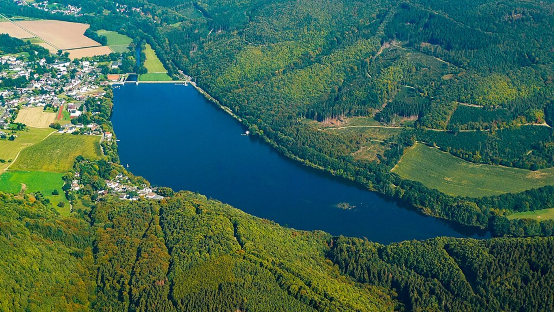 An image depicting the trail Wassererlebnispfad Kreuzau, Stausee Obermaubach and Kuhkopfsteig Loop - Üdingen and its surrounding area.