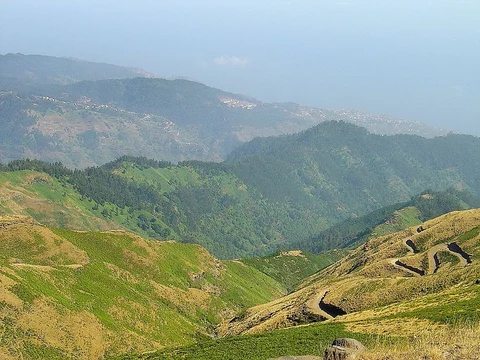 An image depicting the trail Levada do Lombo do Mouro and its surrounding area.