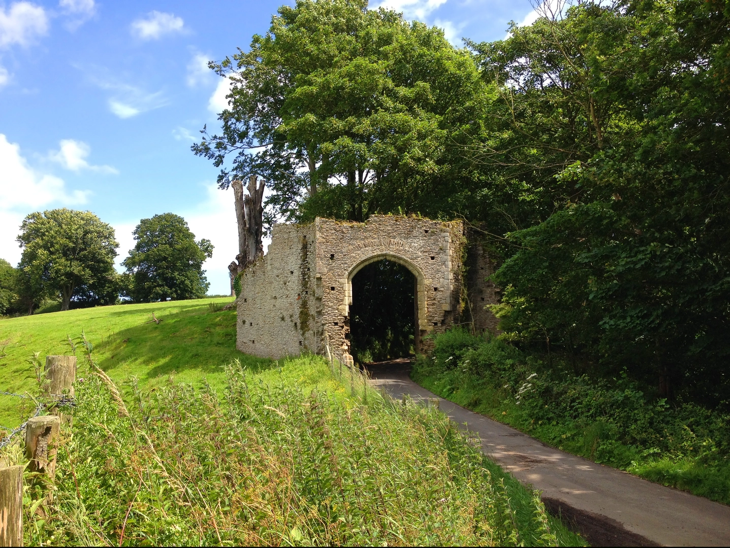 An image depicting the trail Royal Military Canal Path and its surrounding area.