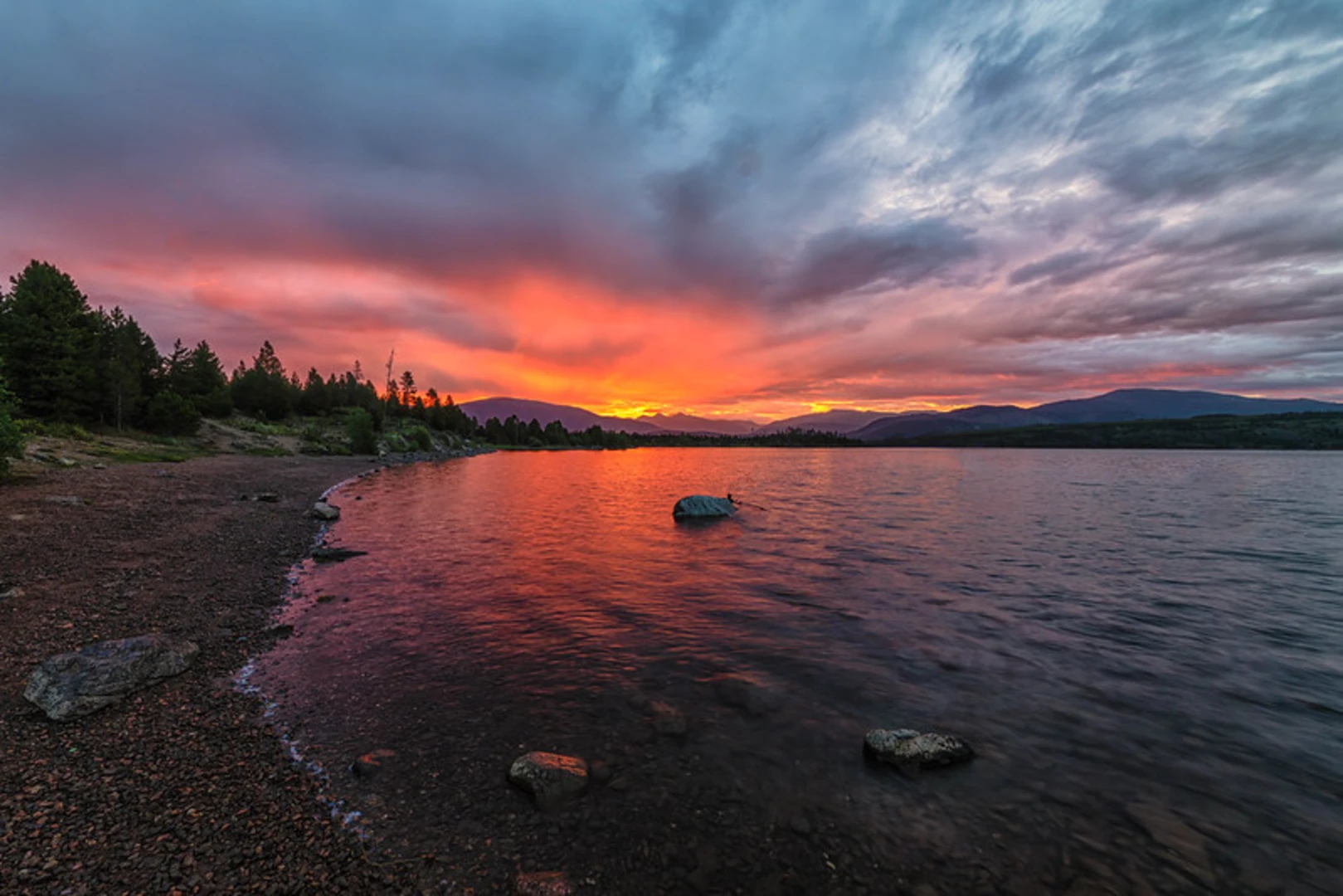 An image depicting the trail Dillon Reservoir Loop and its surrounding area.