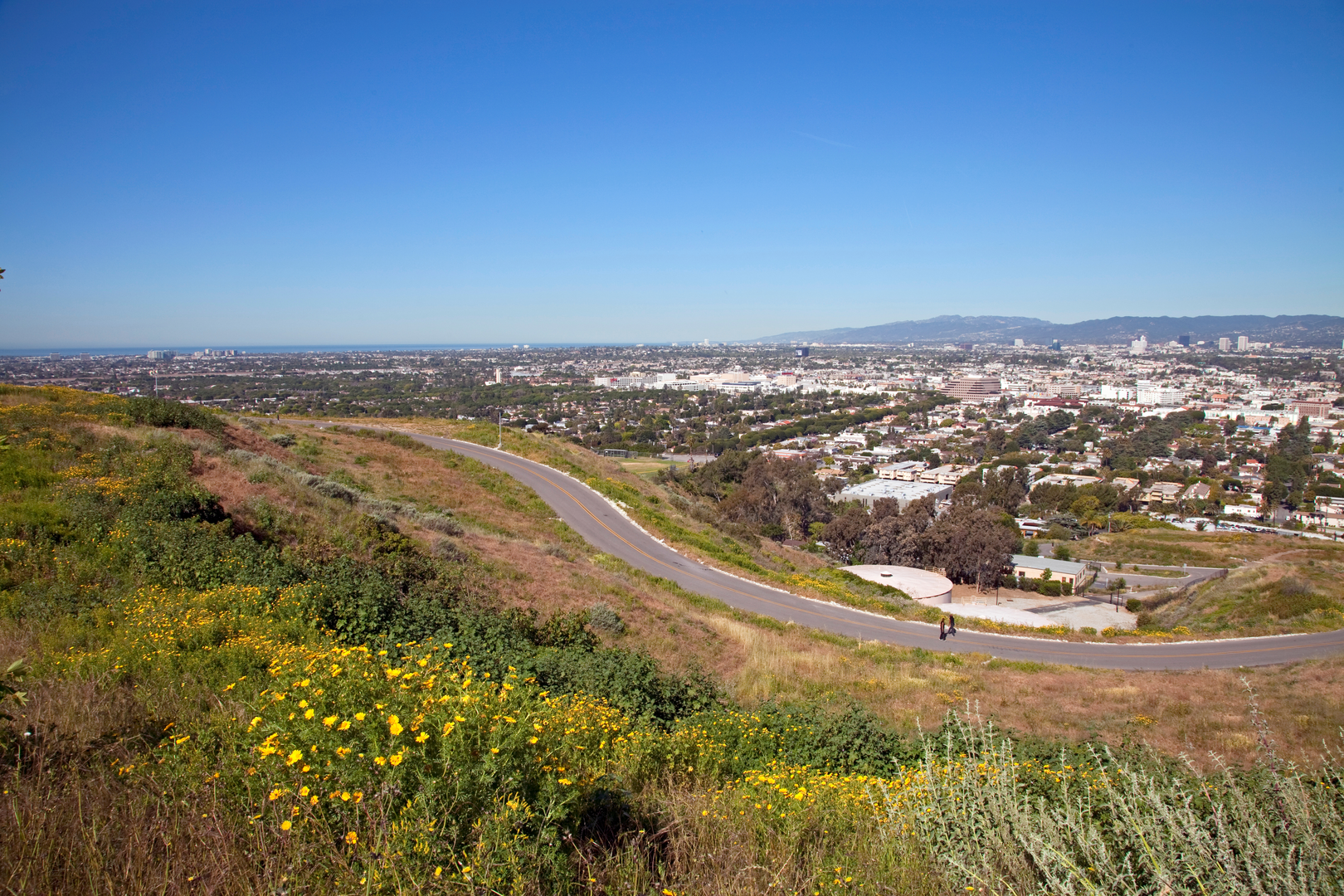An image depicting the trail Baldwin Hills and Hillside Loop Trail and its surrounding area.