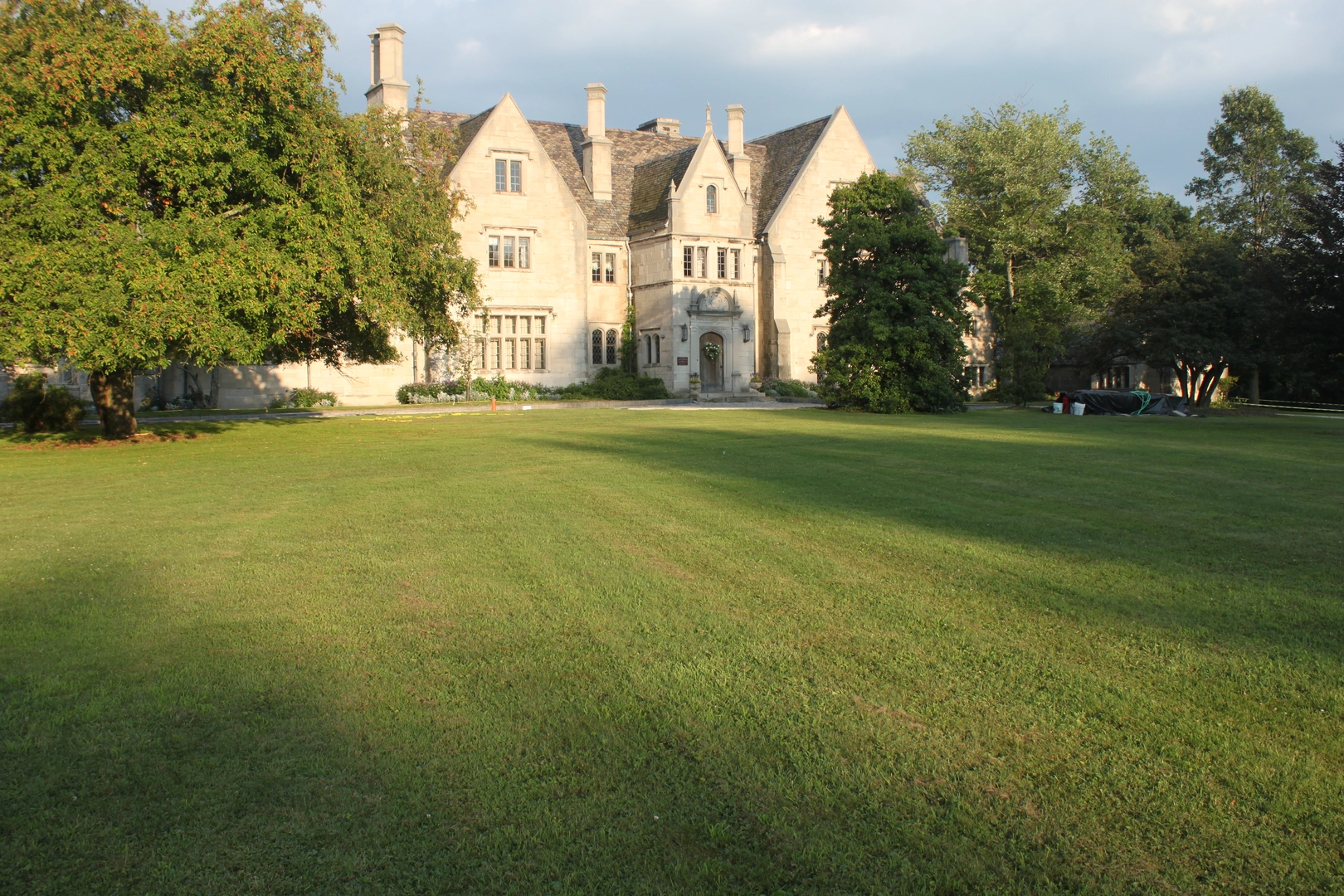 An image depicting the trail Hartwood Acres Loop and its surrounding area.