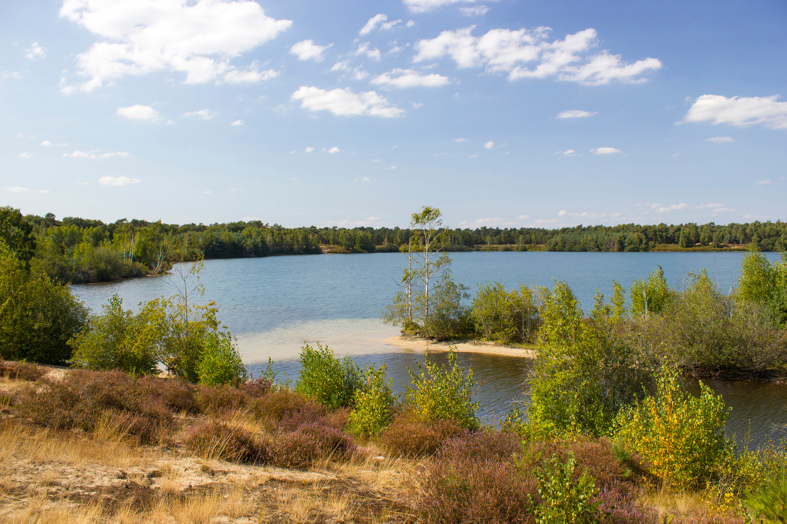 An image depicting the trail Boxmeer to Kasteellan via Reindersmeer and its surrounding area.