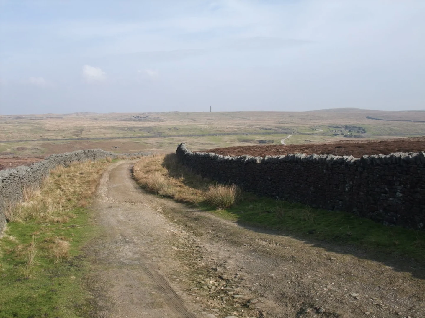 An image depicting the trail Yarnbury Circular Walk and its surrounding area.