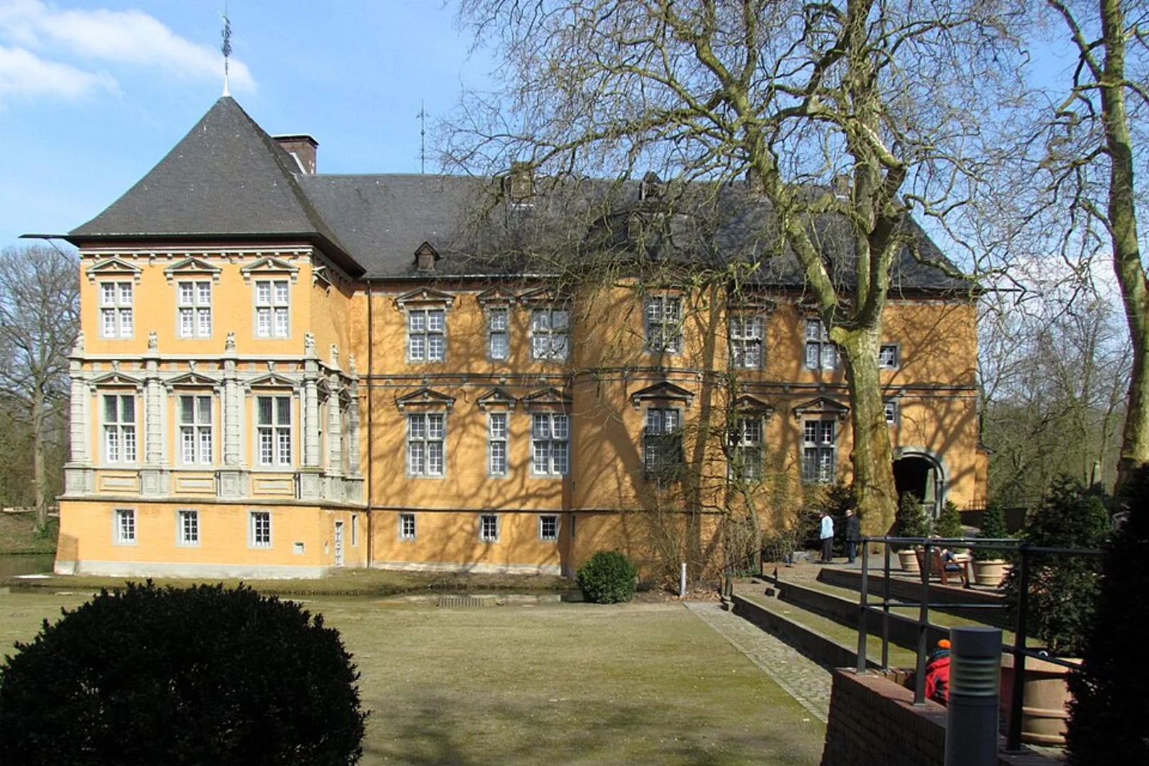 An image depicting the trail Schloss Rheydt and its surrounding area.