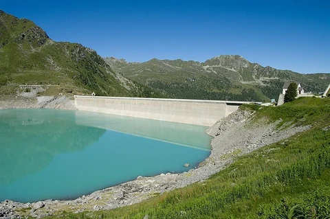 An image depicting the trail Bisse de Chervé – Cleuson Dam and its surrounding area.