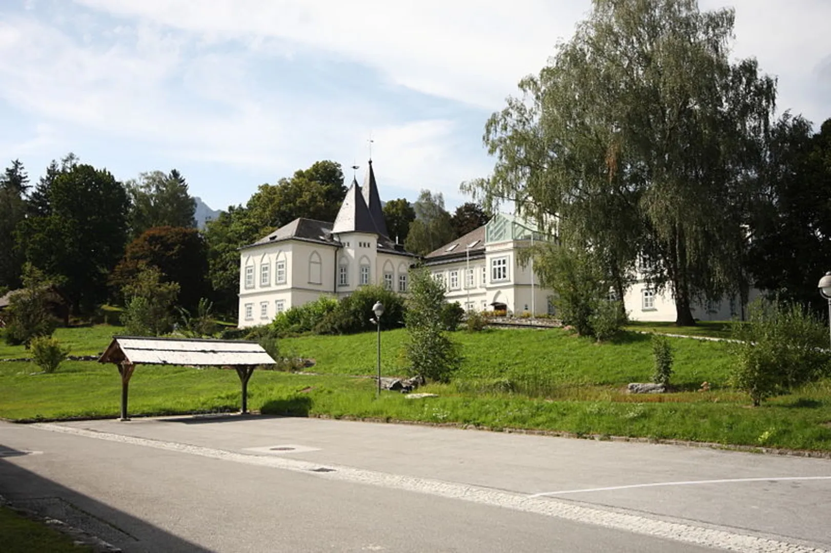 An image depicting the trail Grasslherrgott-Rundwanderweg and its surrounding area.