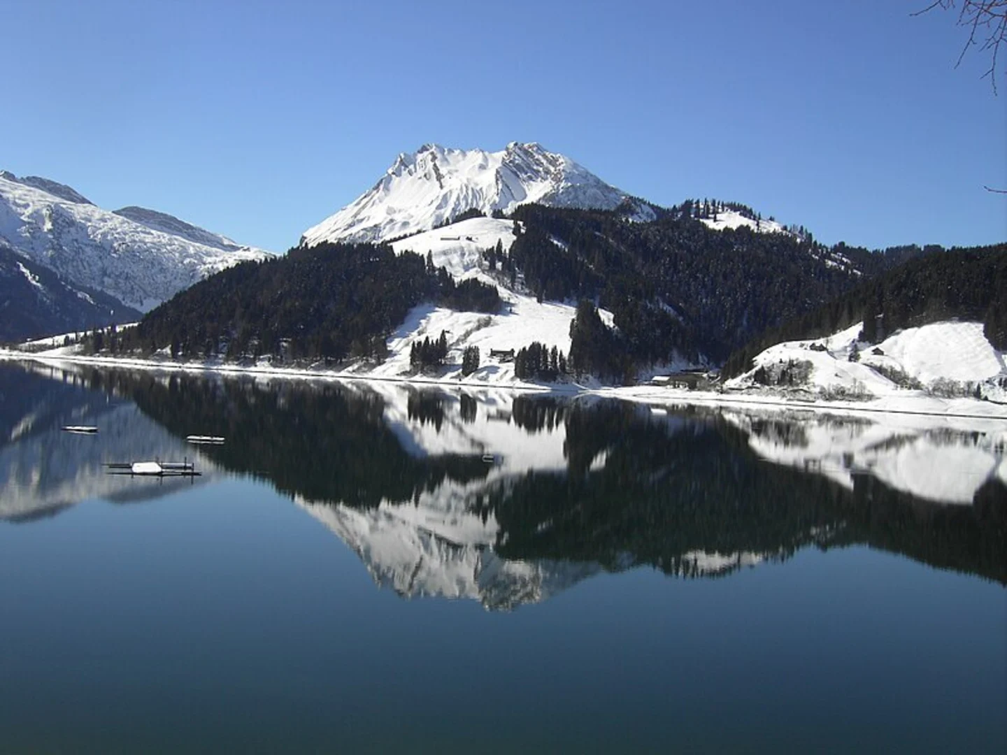 An image depicting the trail Wägitalersee and its surrounding area.