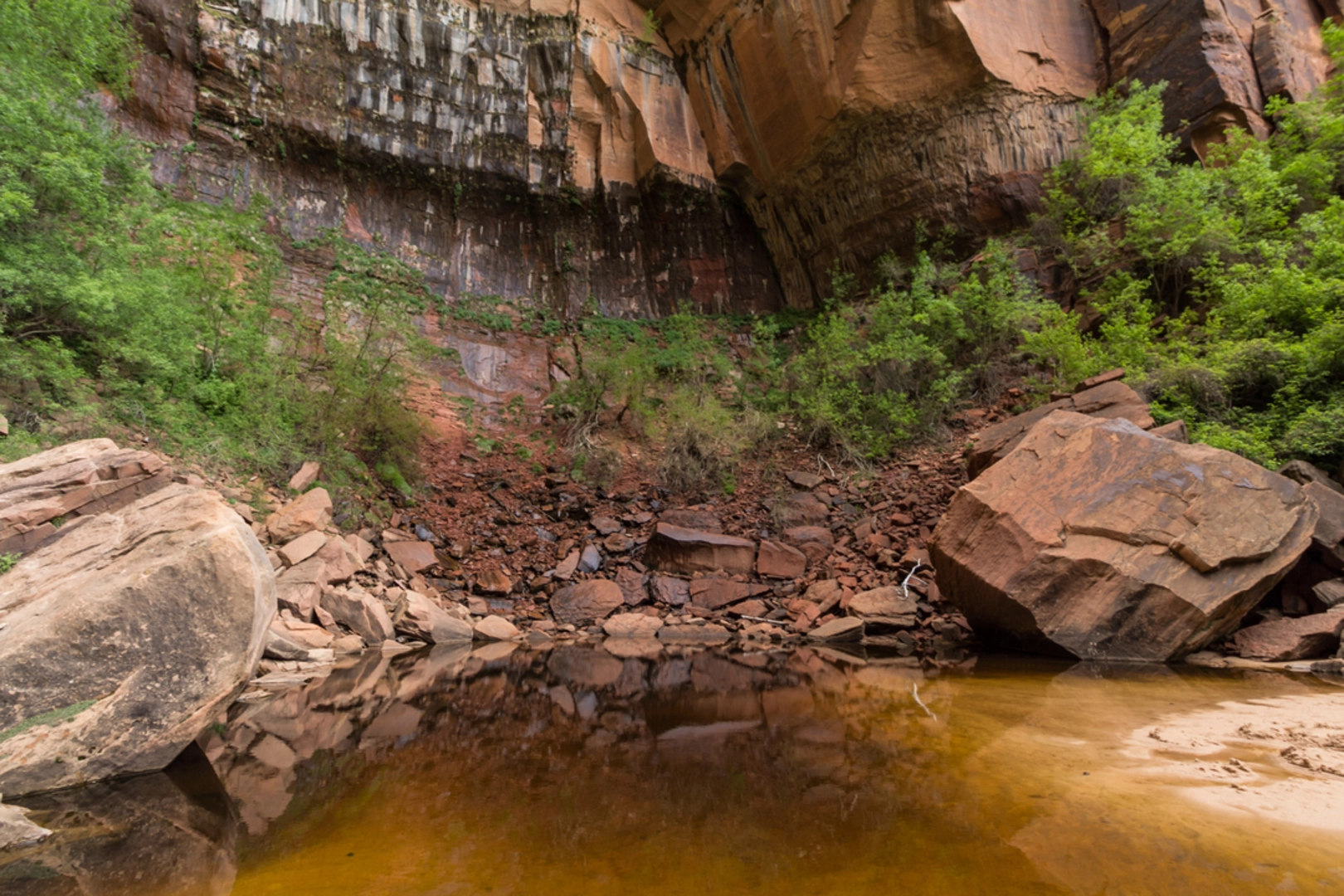 An image depicting the trail Upper Emerald Pool via Sand Bench Trail and its surrounding area.