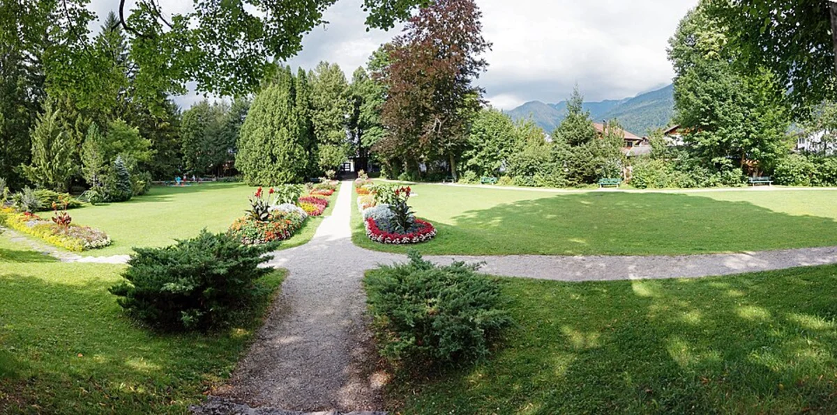 Mammutbaum via Am Burgberg