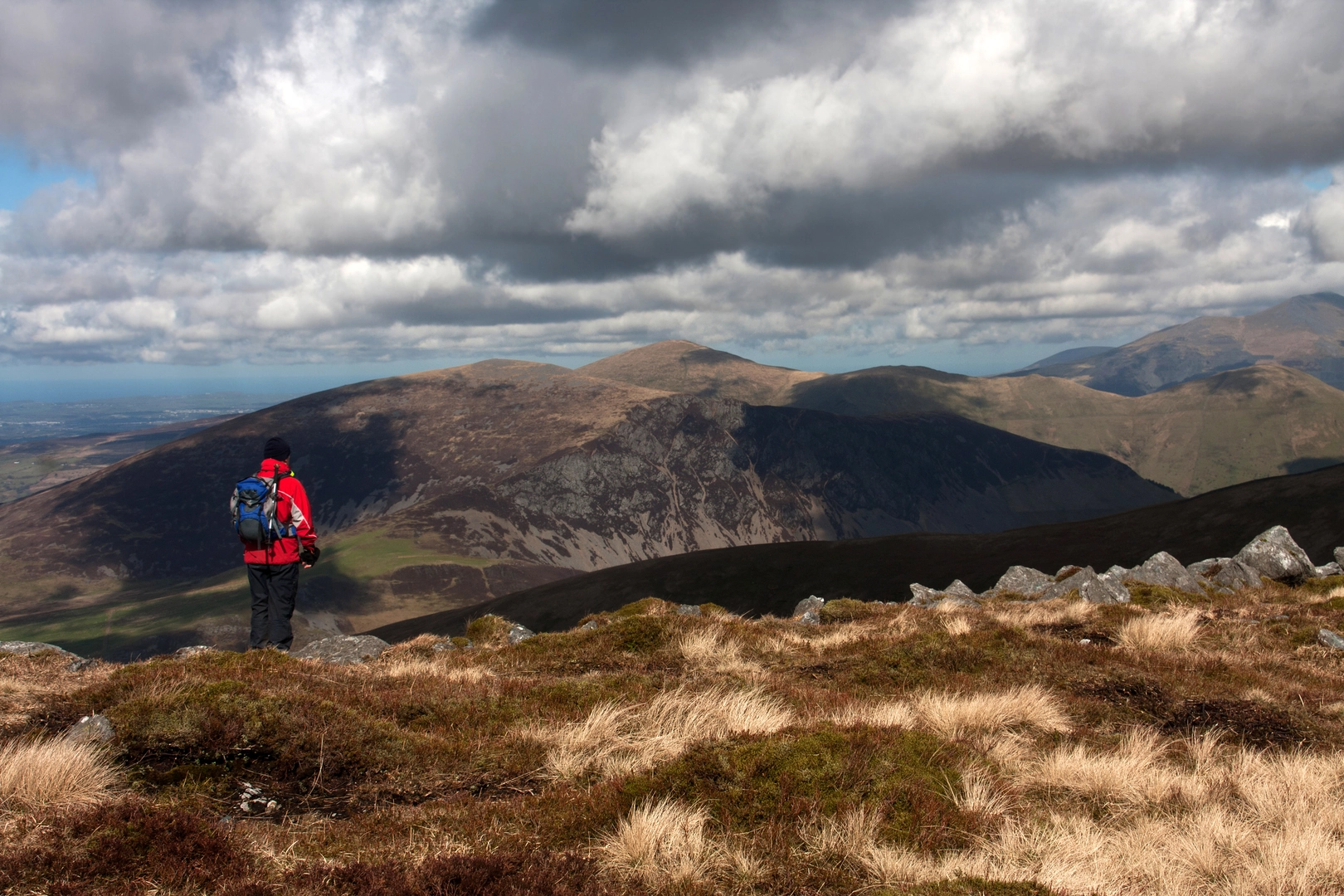 An image depicting the trail Garnedd Goch via Cwm Silyn - Two Lakes Walk and its surrounding area.