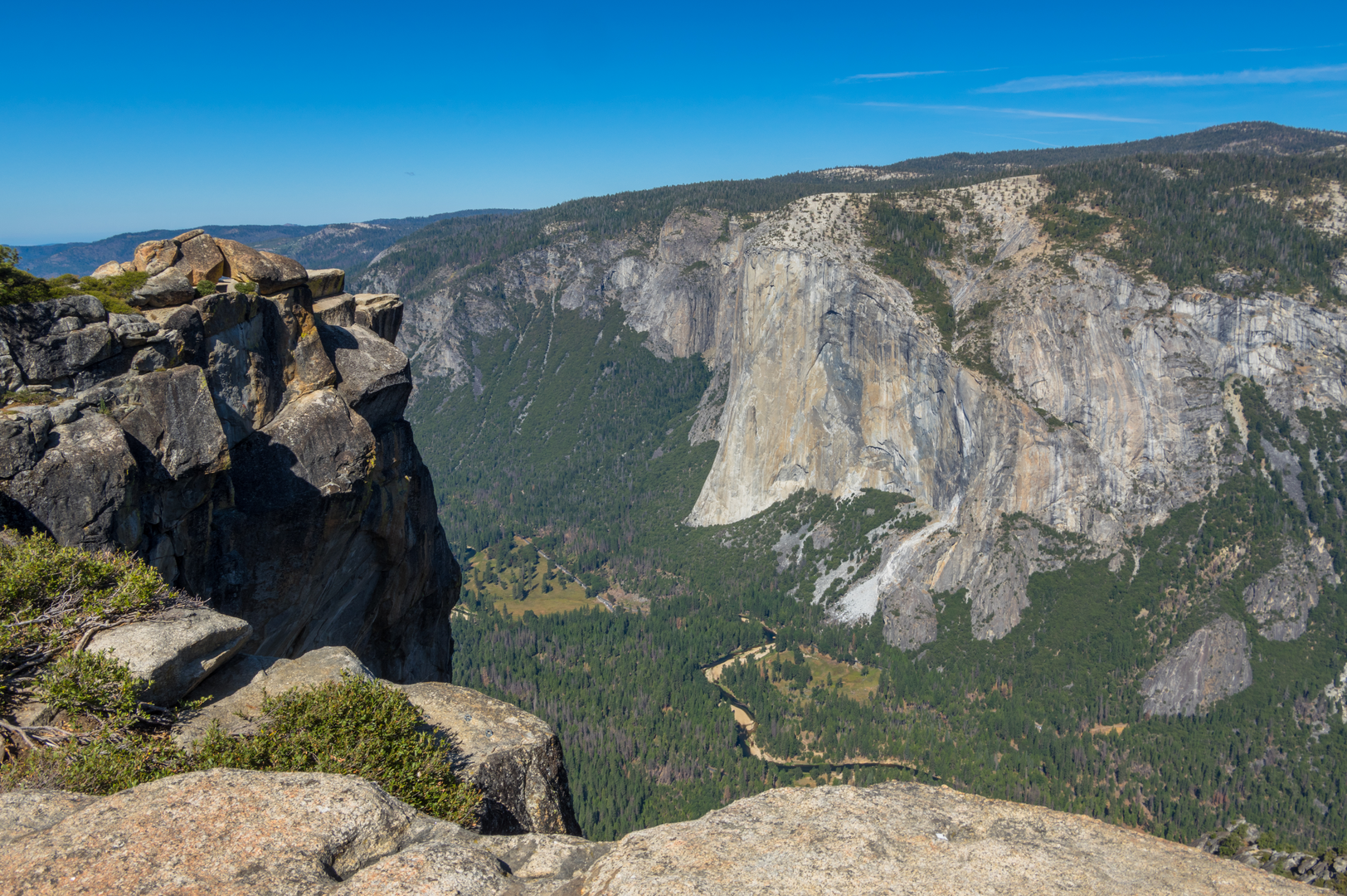 An image depicting the trail Sentinel Dome and Taft Point via Pohono Trail and its surrounding area.
