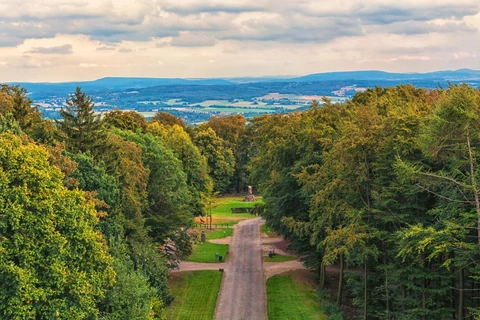 An image depicting the trail Hermannsweg and its surrounding area.