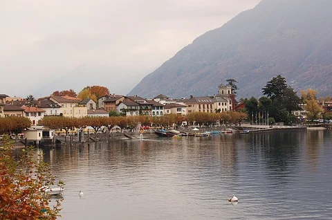 An image depicting the trail Giro Lungolago Ascona and its surrounding area.