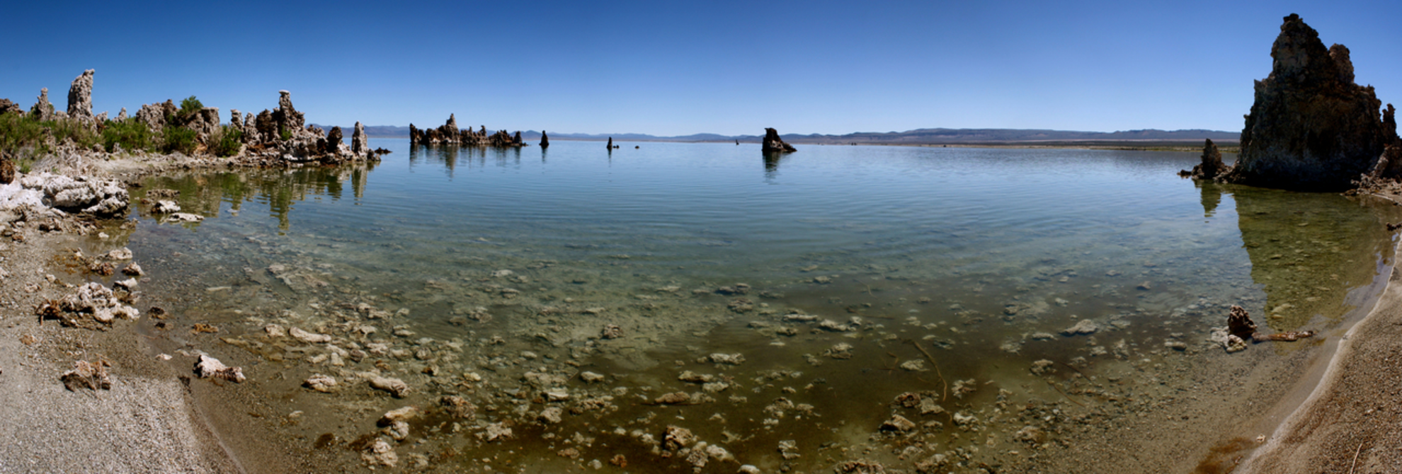 An image depicting the trail Mono Lake South Tufa Trail and its surrounding area.
