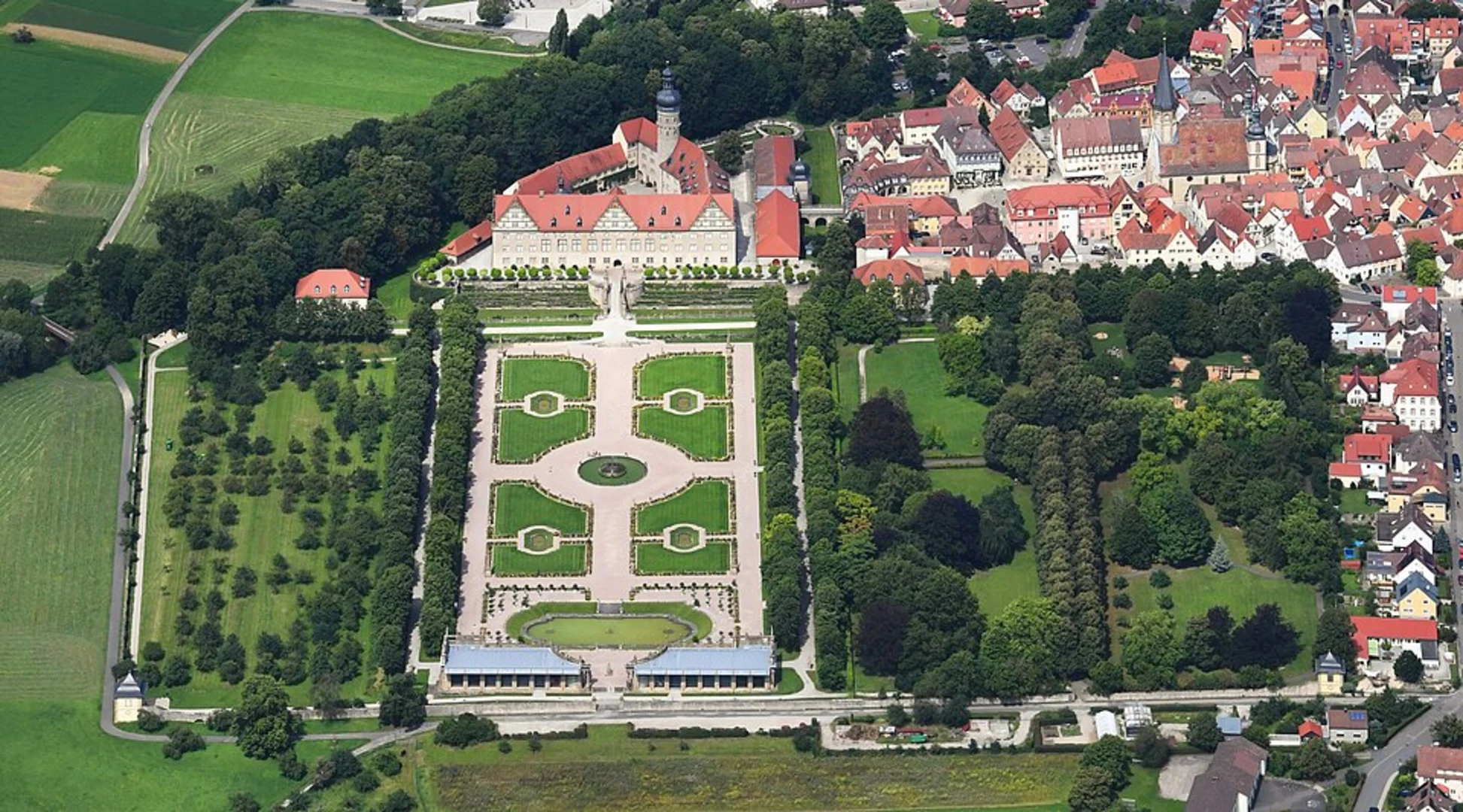 An image depicting the trail Tauber, Friedhof and Stadpark Weikersheim via Planetenweg Weikersheim and its surrounding area.