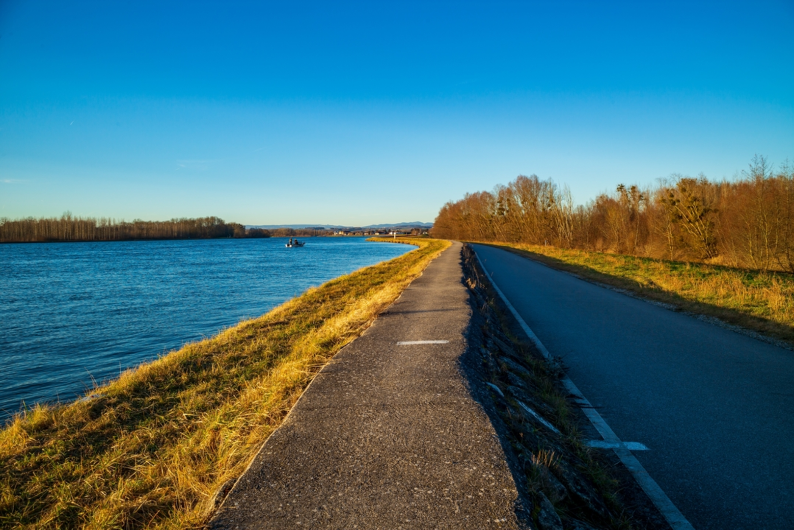An image depicting the trail Naarn and Au Trail and its surrounding area.
