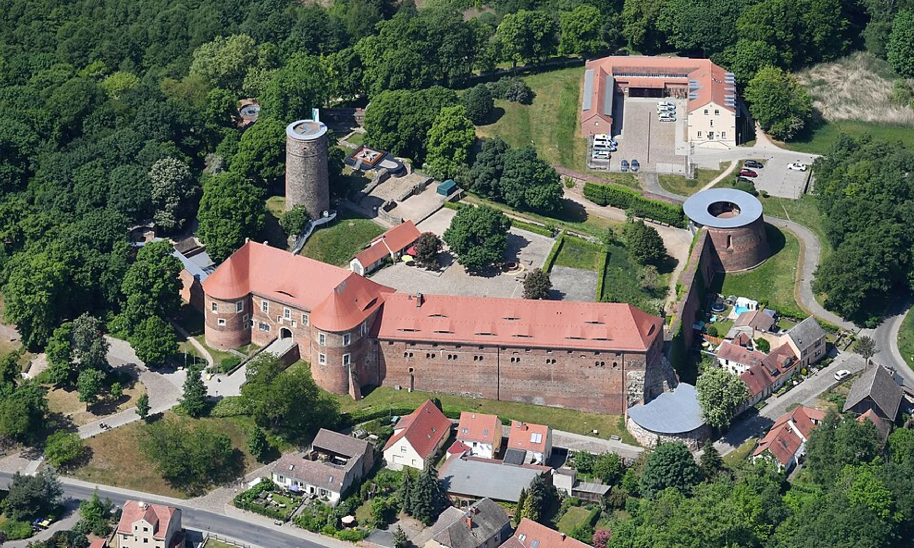 An image depicting the trail Terrainkurweg Bad Belzig and Burgenwanderweg and its surrounding area.