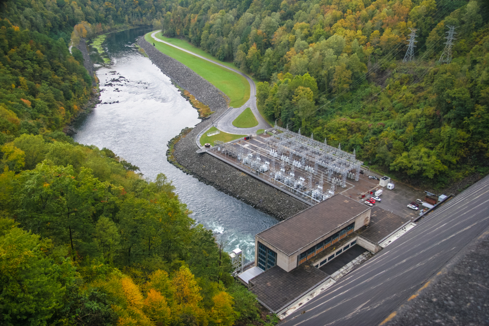 An image depicting the trail Lakeshore Trail via Fontana Dam and its surrounding area.