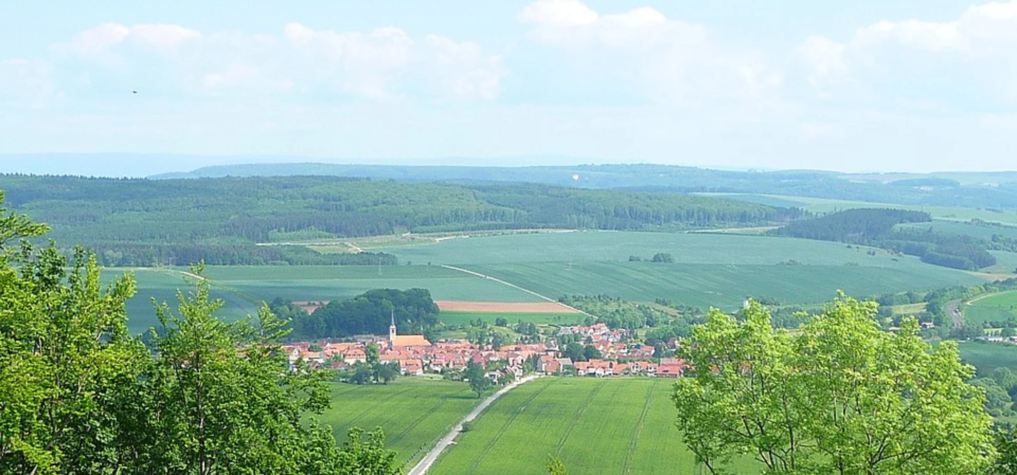 An image depicting the trail Burg Scharfenstein from Wingerod and its surrounding area.