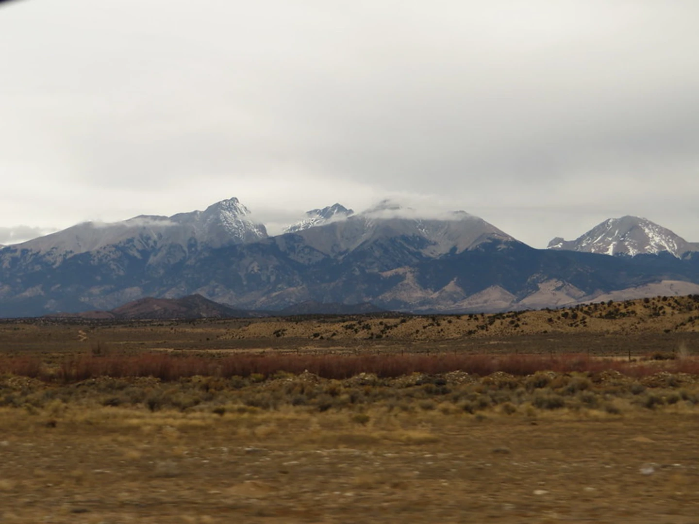 An image depicting the trail Blanca Peak -Sisnaajiní via Crater Lake, Blue Lake and Lake Como and its surrounding area.