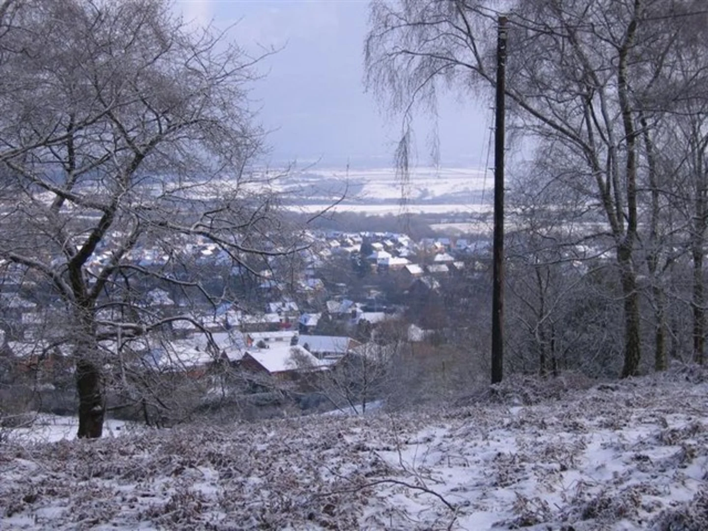 An image depicting the trail Frodsham Hill via Sandstone Trail and its surrounding area.