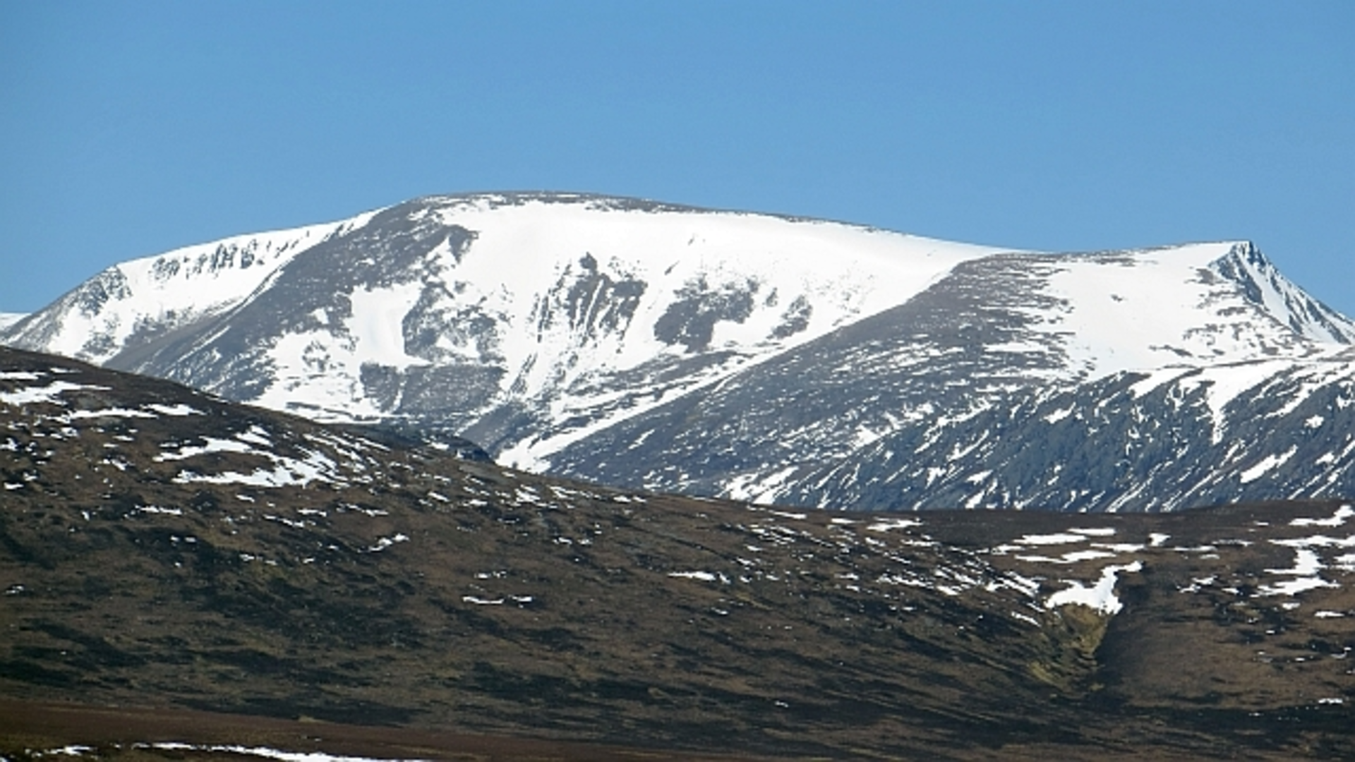 An image depicting the trail Loch Etchachan and Ben Macdui from Derry Lodge and its surrounding area.