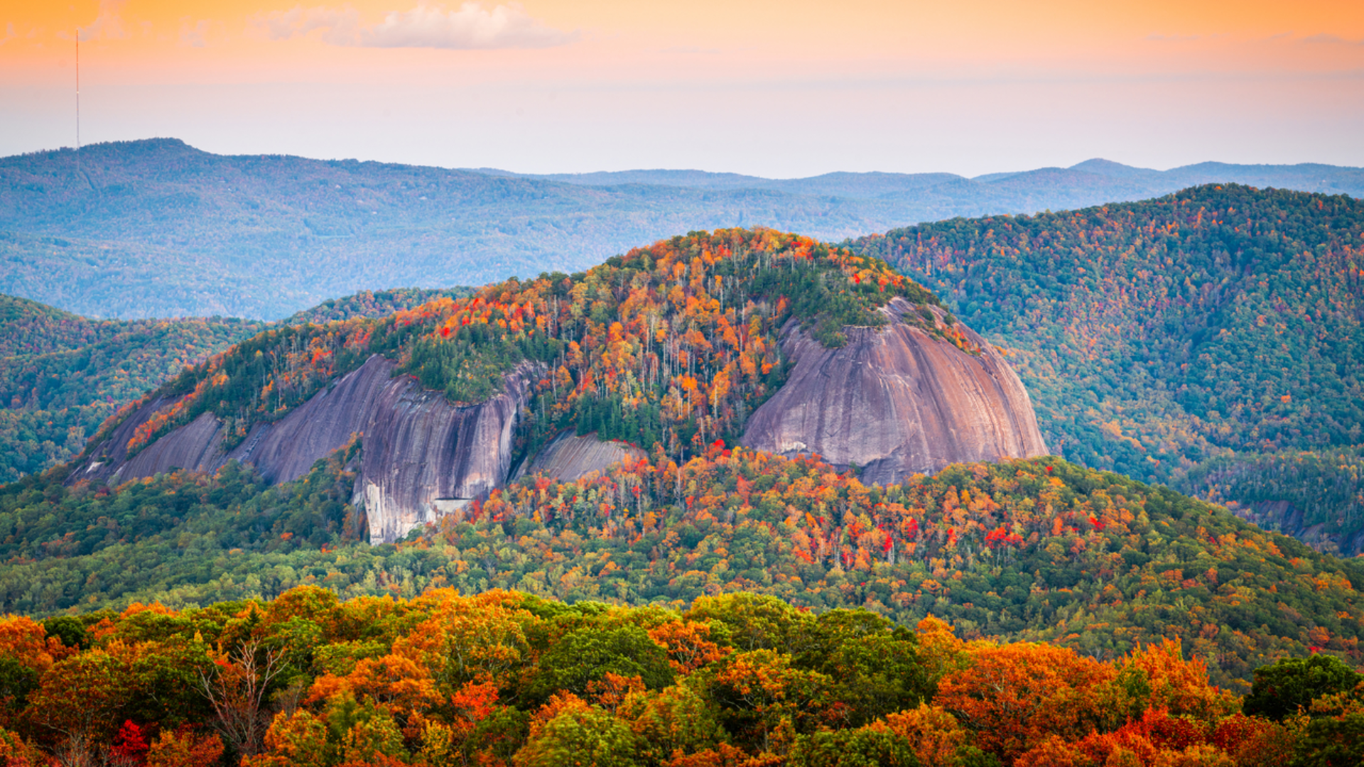An image depicting the trail Looking Glass Rock Trail and its surrounding area.