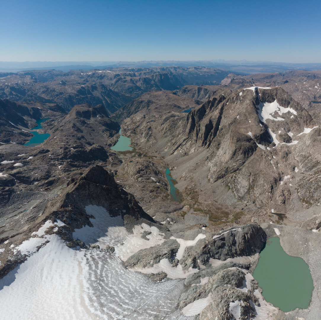 An image depicting the trail Glacier Trail to Gannett Peak and its surrounding area.