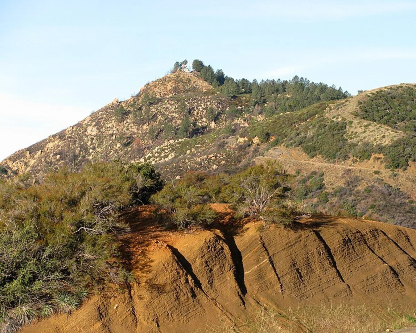 An image depicting the trail La Cumbre Peak Loop and its surrounding area.